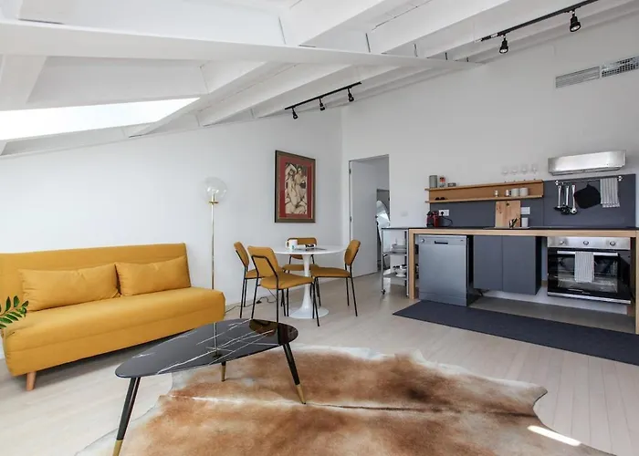 Newly Renovated Bright Penthouse アパート