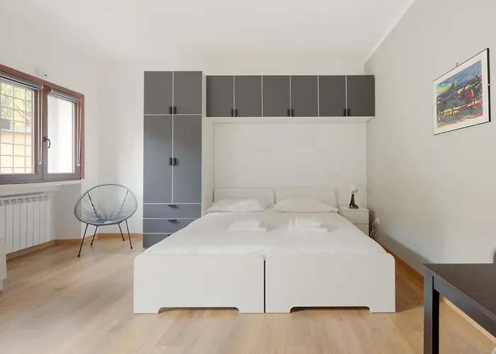 Guesthost - Bright With Balcony In * Milan