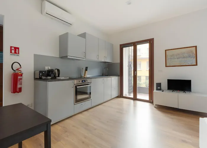 Guesthost - Bright With Balcony In Apartment Milan