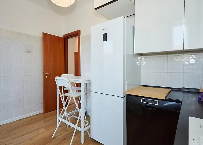 Family Friendly & Spacious W Balcony Metro Apartament *
