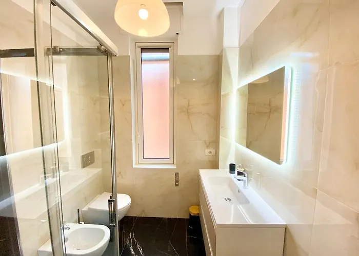 Penthouse With Panoramic Terrace-8 Minutes From The Duomo شقة *