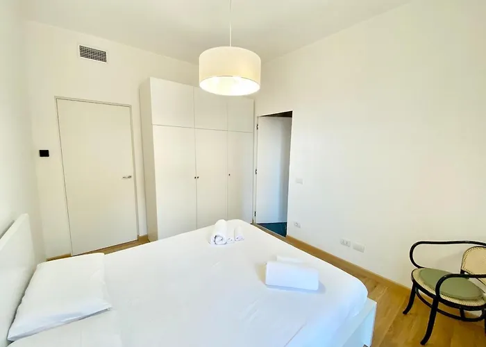 Penthouse With Panoramic Terrace-8 Minutes From The Duomo شقة