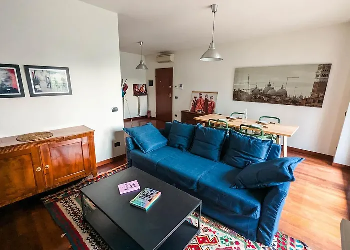 Large With Terrace 公寓