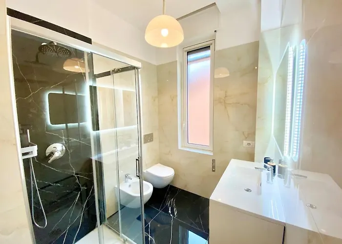 Penthouse With Panoramic Terrace-8 Minutes From The Duomo شقة *