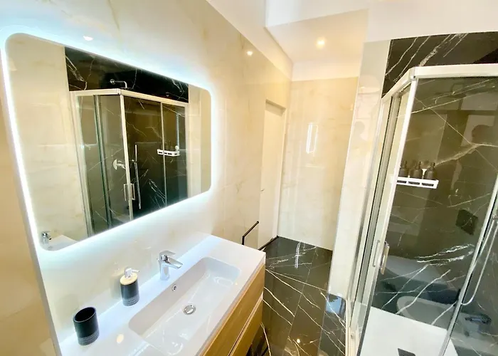 Penthouse With Panoramic Terrace-8 Minutes From The Duomo شقة
