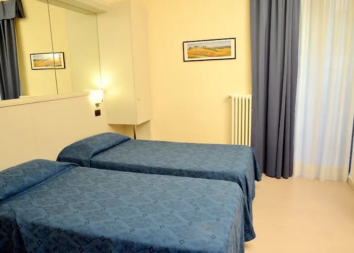 Aurora Hotel *