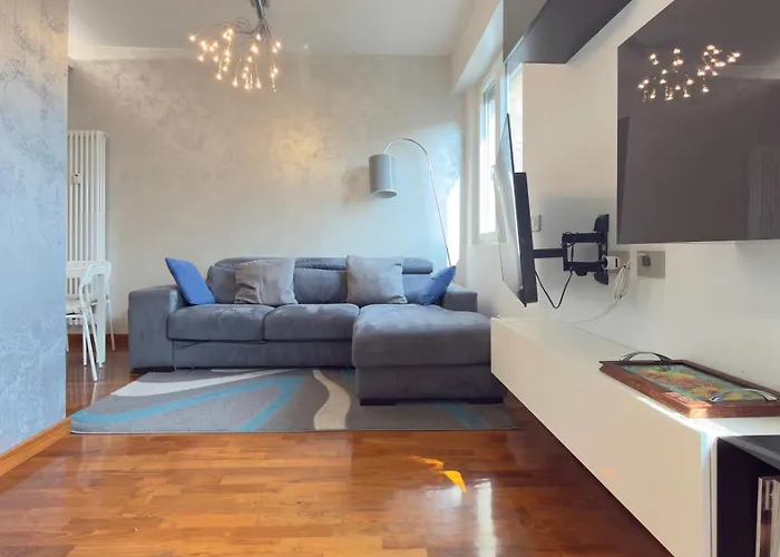 Daire Homeby, Casa Laura