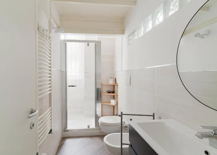 Guesthost - Comfortable Loft Citta Studi شقة *