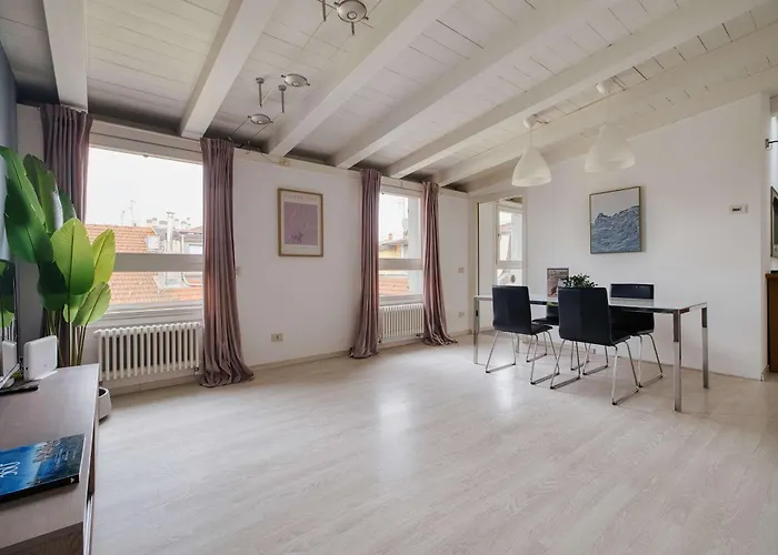 Bright Flat In The Heart Of Porta Venezia شقة