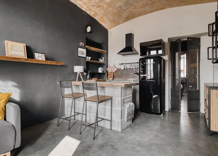 Nyc-style Industrial On Navigli Apartment *