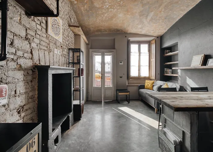 Nyc-style Industrial On Navigli Apartment *