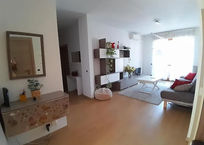 Large Bright - Strategic Location