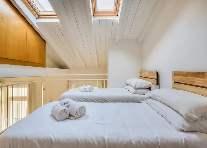 Sant Ambrogio-centre Of The Town-castle 1min-duomo4 Min * Milán