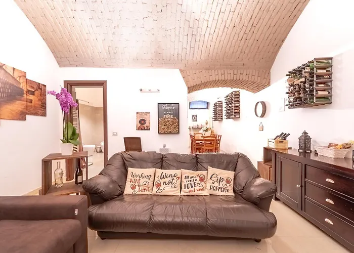 The Wine Cave, Spacious 2Bdr 100Sqm Apartment, Steps From Milano Centrale, Ideal For Large Families And Groups - Strong Wifi דירה