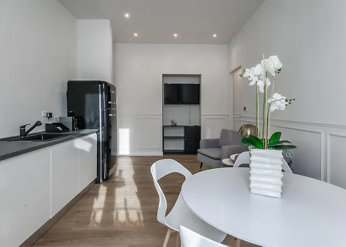 Luxury 2-bedroom Station Διαμέρισμα *
