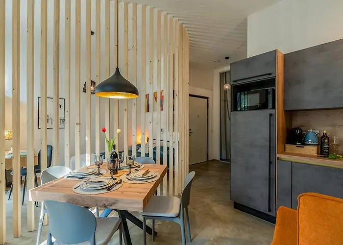 Private Garden & Metro 2 Min - Wooden Wave Flat Apartment *