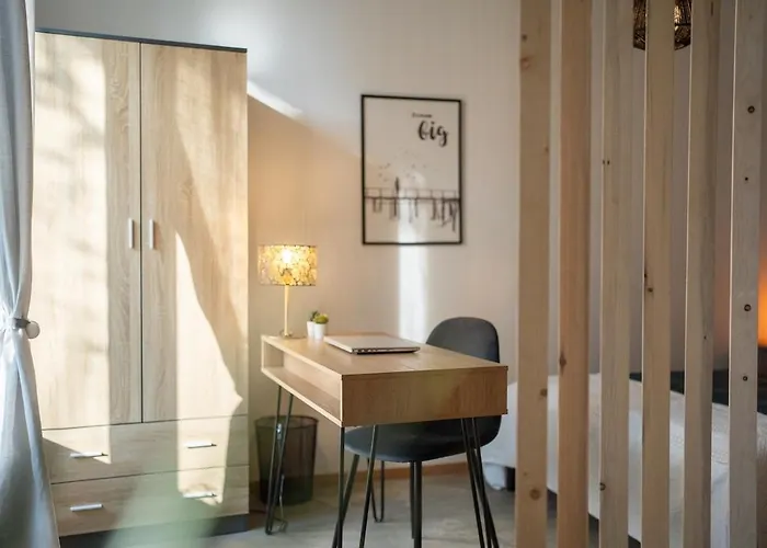 Private Garden & Metro 2 Min - Wooden Wave Flat Apartment