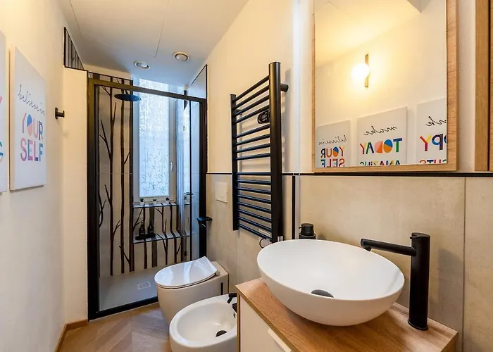 Private Garden & Metro 2 Min - Wooden Wave Flat Apartment *