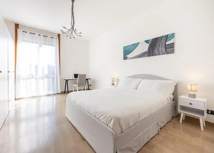Duomo 7 Min - 3 Bedrooms, Terrace & Parking Apartament Mediolan