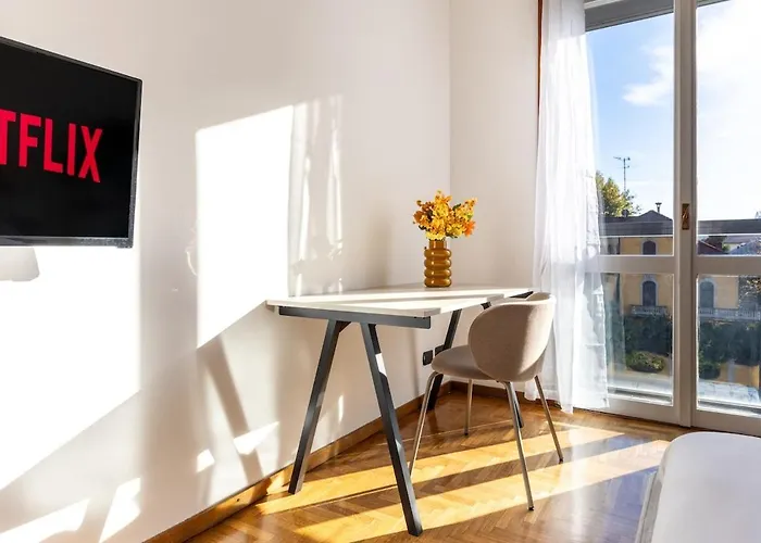 Duomo 7 Min - 3 Bedrooms, Terrace & Parking Apartament Mediolan