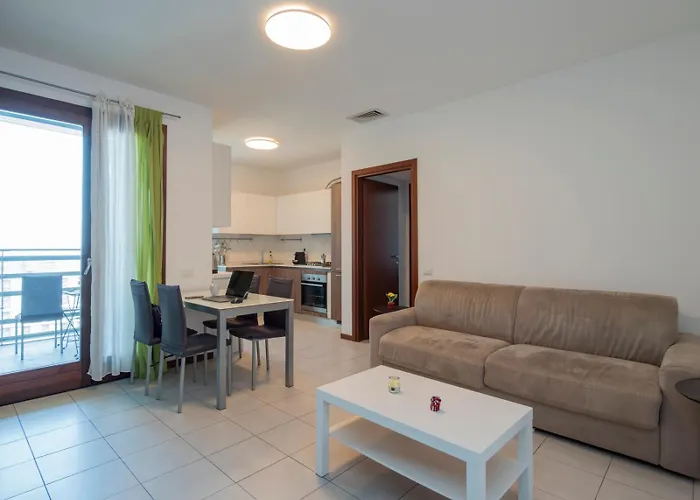 Bicocca, Free Parking, Private Garage, Metro M5 200m, Garden, Kids & Pet Friendly Appartement *