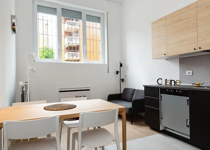 Joivy Solari Tolstoj * Milan