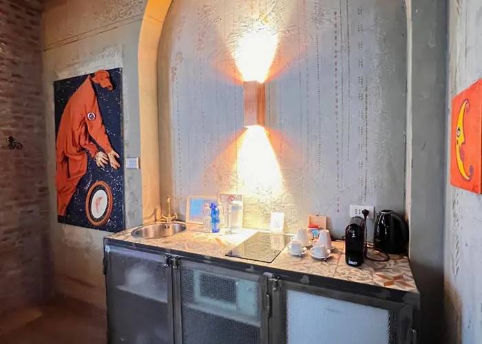 Orange Moon Vibrant Modern Luxury Loft 度假居