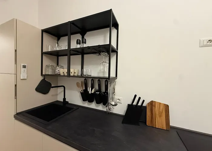 Newly Renovated 2br Near Bocconi & Metro Nyaraló *