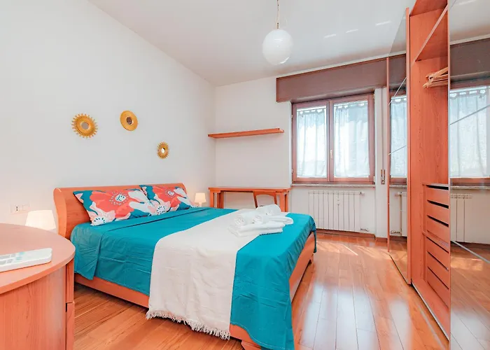 Stylish Near Duomo, Near Metro, Balcony Apartment Milan