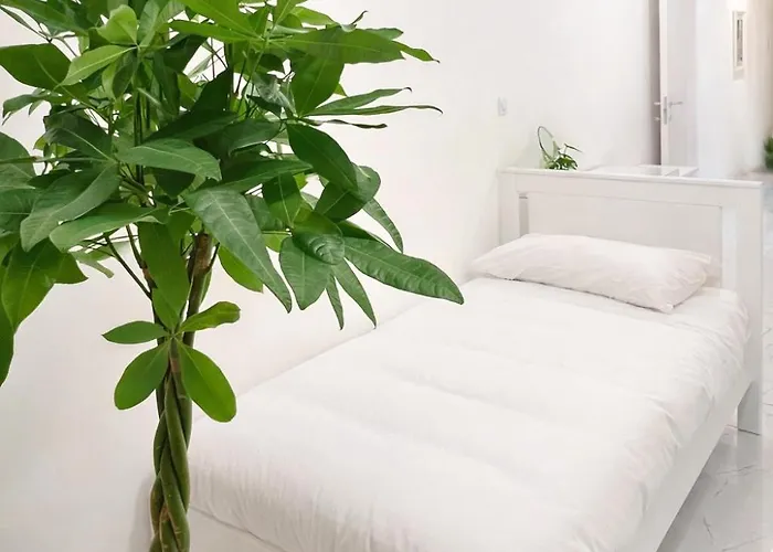 Garage & Garden Villa Apartment *