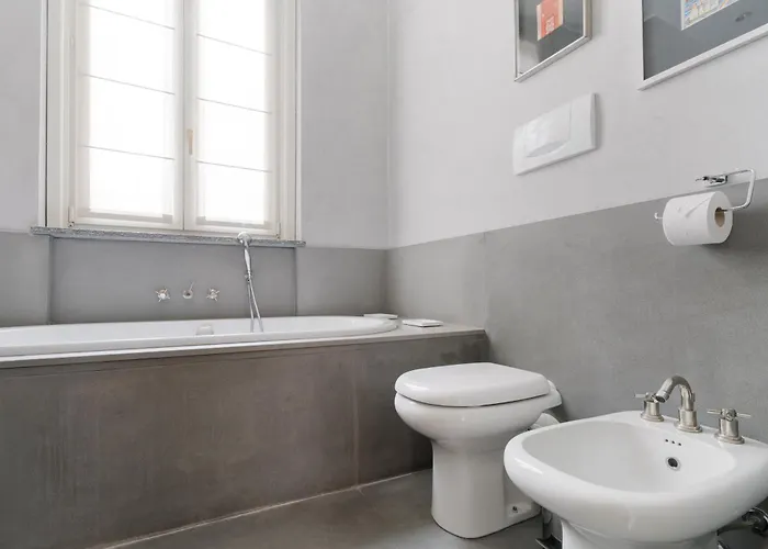 Duomo - San Babila - Elegante Trilocale Con Balcone Milano