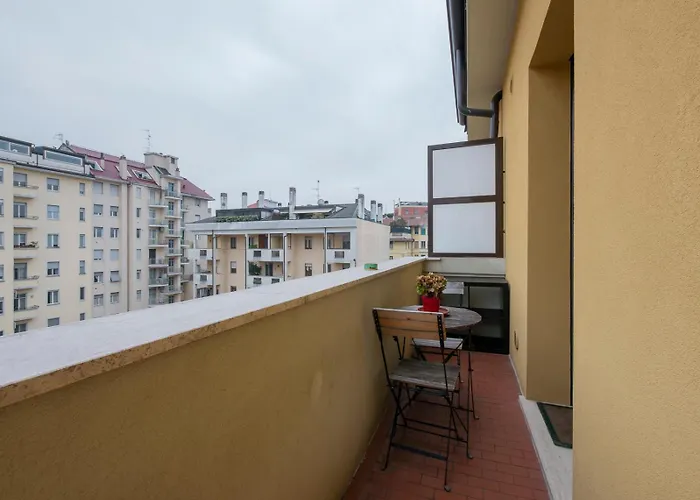 Lägenhet I-host - Bright 1br With Balcony In *