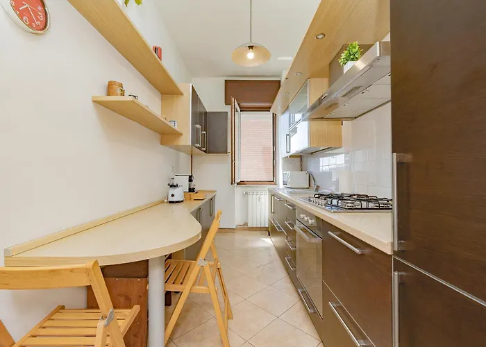 Stylish Near Duomo, Near Metro, Balcony * Milan
