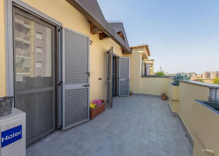 Homey Grandeur - Spacious With Terrace & Wi-fi Apartment *