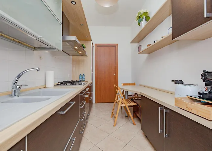 Stylish Near Duomo, Near Metro, Balcony Apartment Milan