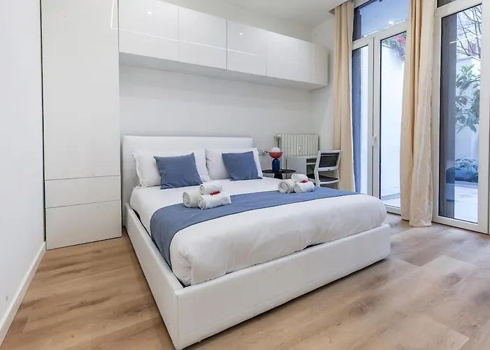 Luxury 2-bedroom Station Apartment *