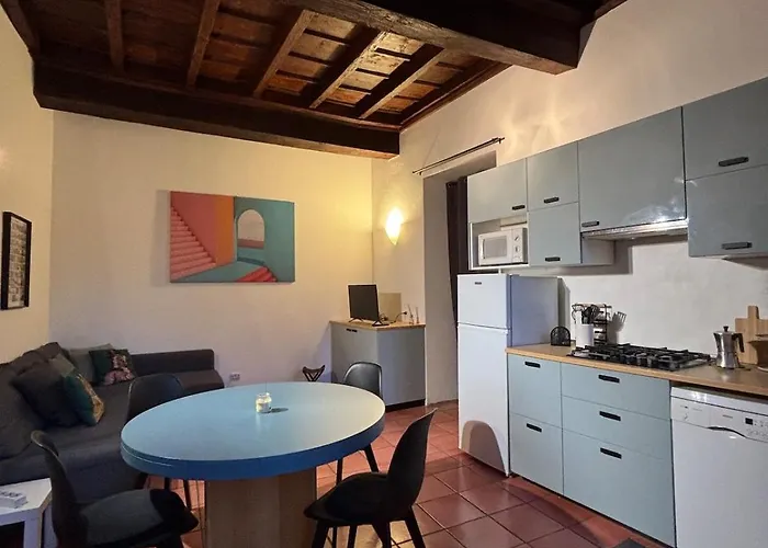 Milan's Secret Courtyard - Historic Center Daire