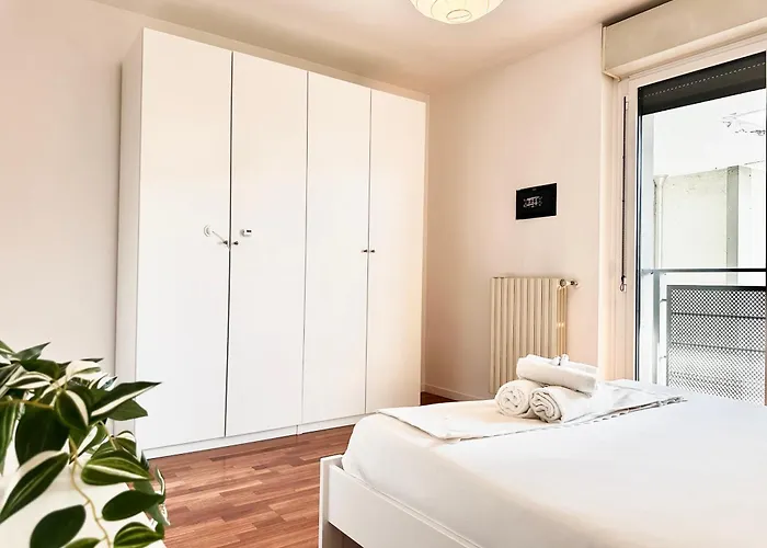 Daire Peaceful Oasis With Balcony And Parking, Milano