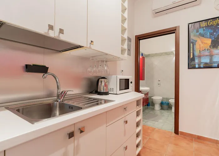 Guesthost - Modern Acquabella *