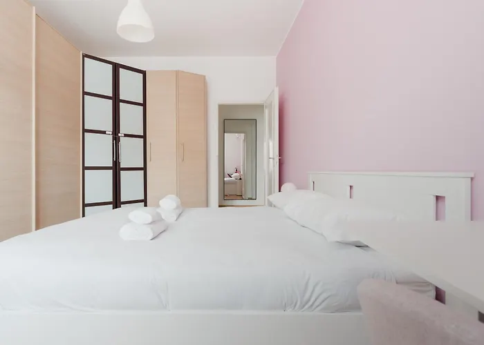 Guesthost - Cozy Flat Near Gorla M1 Daire Milano