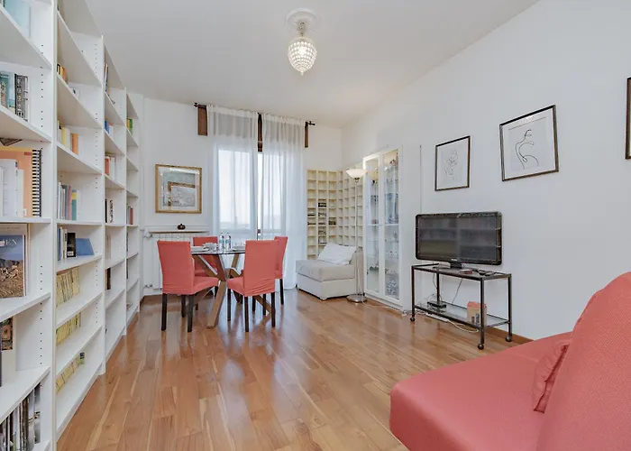 Stylish Near Duomo, Near Metro, Balcony * Milan