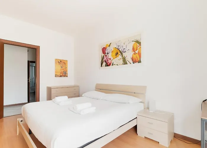 Guesthost - Bright Comfy