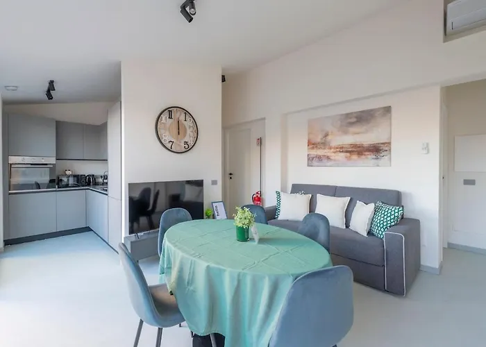 Apartment Luxury Elegant Penthouse 3 Bedrooms, 2 Bathrooms *