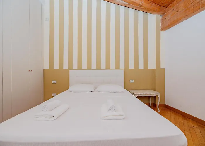 Appartement Bnbest Walk In Duomo 4-6 Pax Milaan
