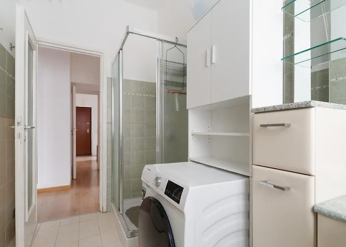 Guesthost - Cozy Flat Near Gorla M1