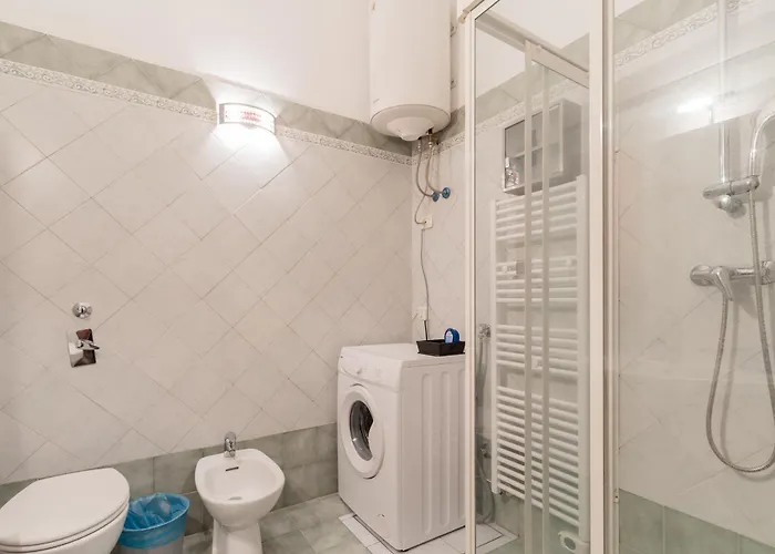 Guesthost - Modern Acquabella *