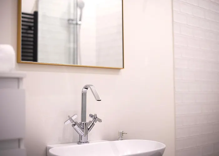 Apartment Just Urban Stays - Chic & Stylish Apt In City Center - 1 Min M2 Metro *