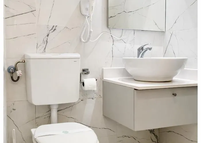 Garage & Garden Villa Apartment