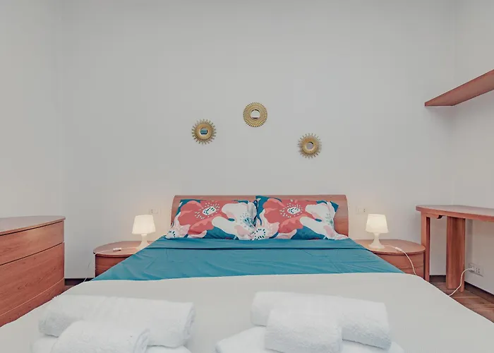 Stylish Near Duomo, Near Metro, Balcony Apartment Milan