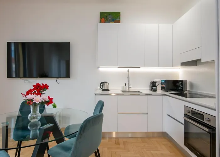 I-host - Bright 1br With Balcony In Lägenhet